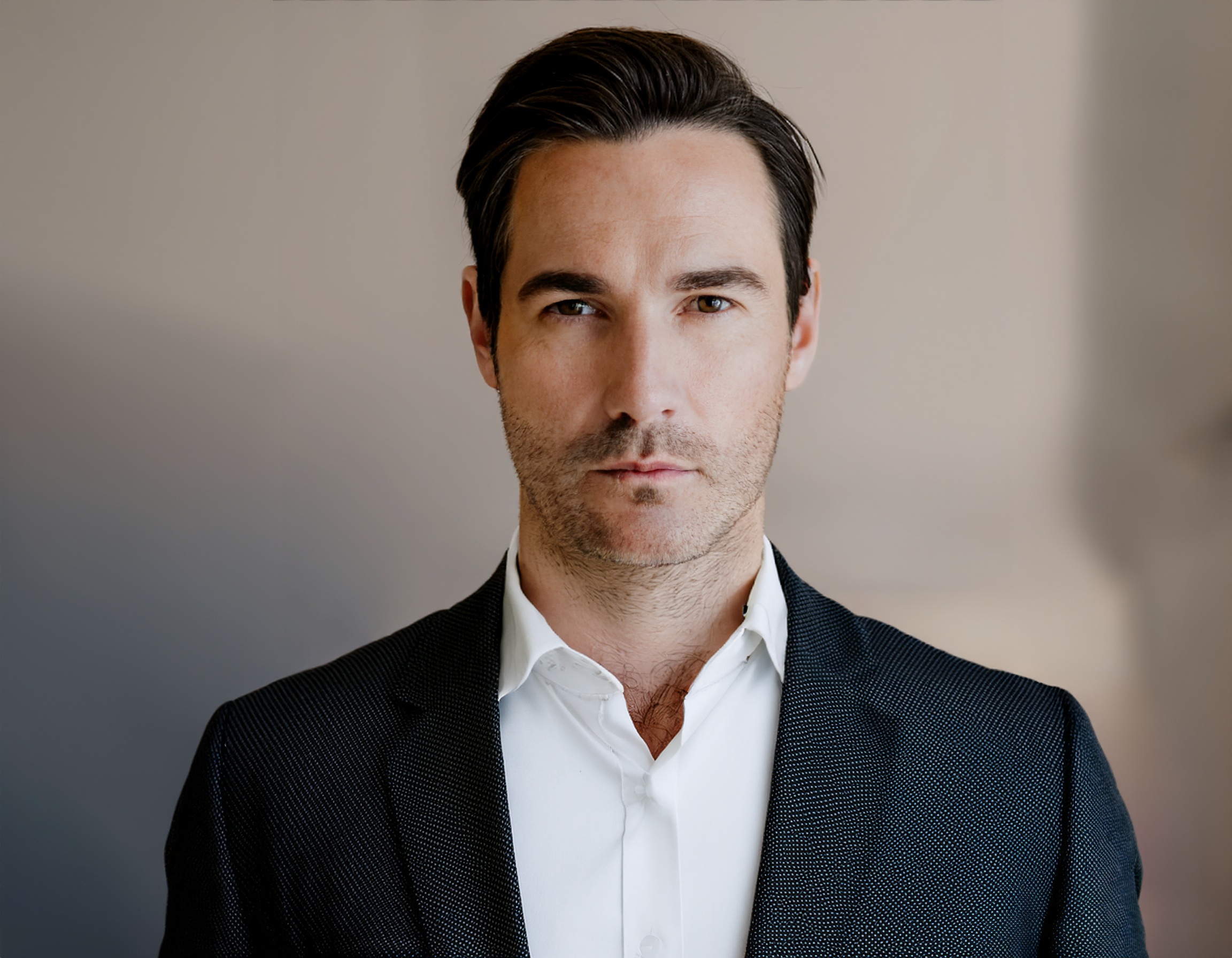 Porträt eines älteren Mannes mit freundlichem Ausdruck in eleganter Kleidung